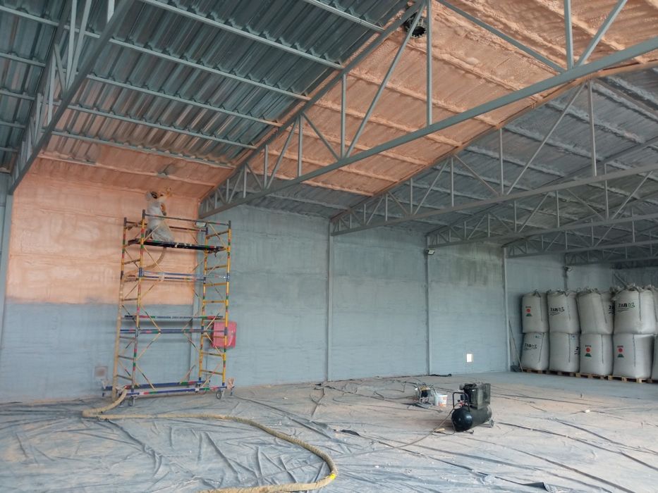 Утеплення ппу піною даху будинку ангару цеху фундаменту