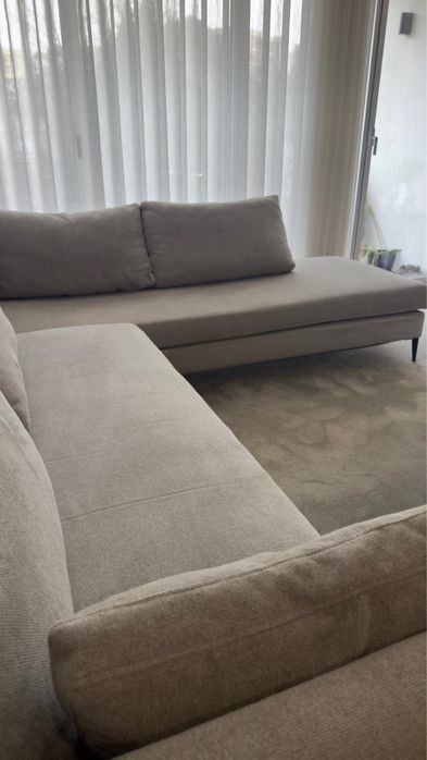 Sofa em L cinzento