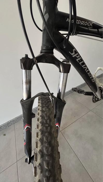 Specialized Hardrock Sport – BTT | Travões de Disco | Excelente Base para Trilhos e Cidade