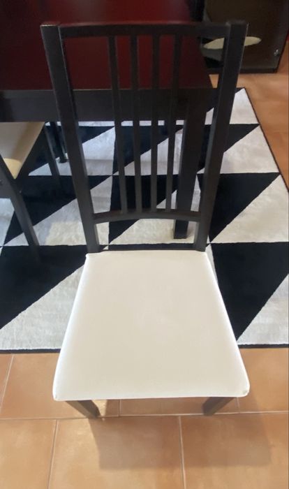 Mesa de sala de jantar extensivel usada e cadeiras