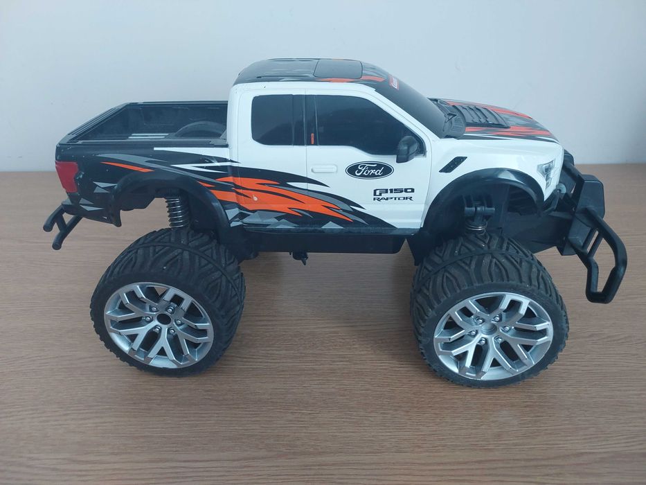 Продам радиоуправляемую машину на пульте CARRERA FORD F150 RAPTOR