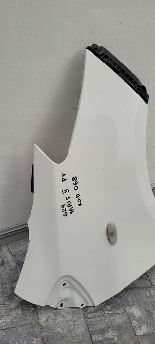 dem0ntaż błotnik prawy przóód yaris ii 068