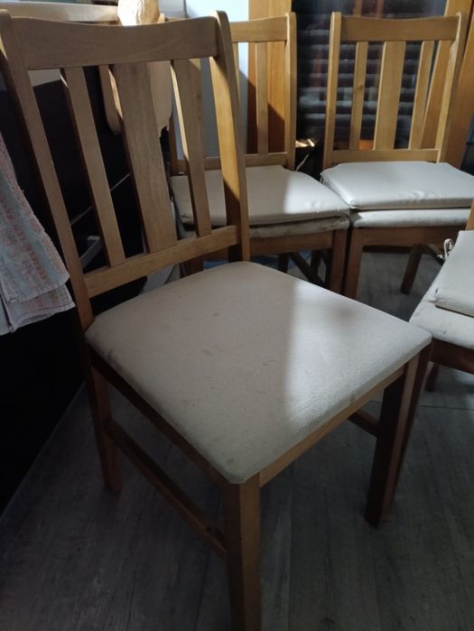 4 cadeiras de madeira estofadas de sala.