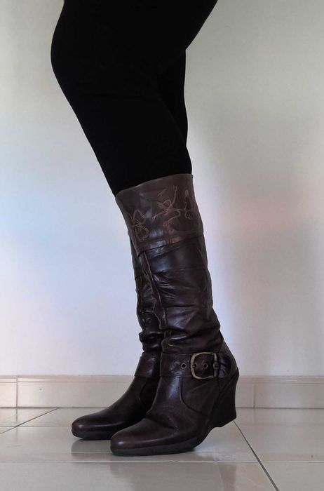 Botas Altas de Cunha com Fivela, com Detalhes Floridos