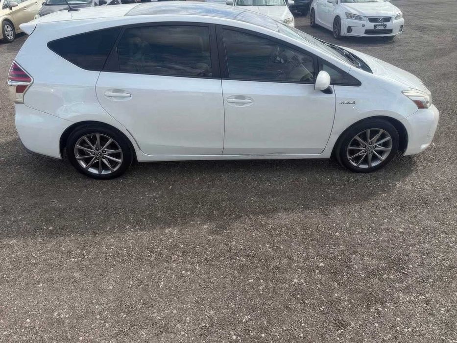 Toyota Prius v Five      2015