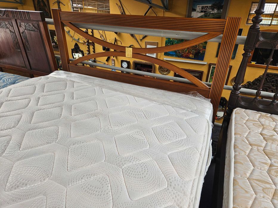 Excelente cama em madeira maciça com estrado e colchão Molafl