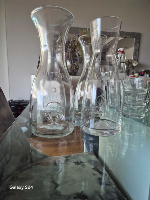 Garrafas para agua e jarro