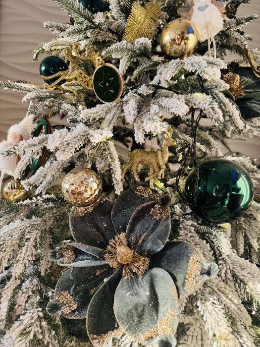 Ялинка засніжена лита з прикрасами та гірляндою , штучна йолка