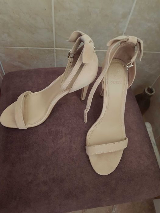 Женские босоножки GUESS