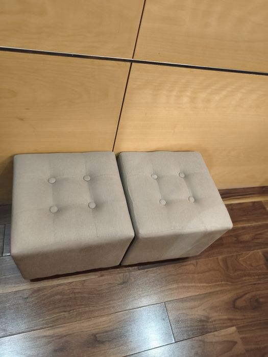 Conjunto lindíssimo composto por dois pufs em tons neutros