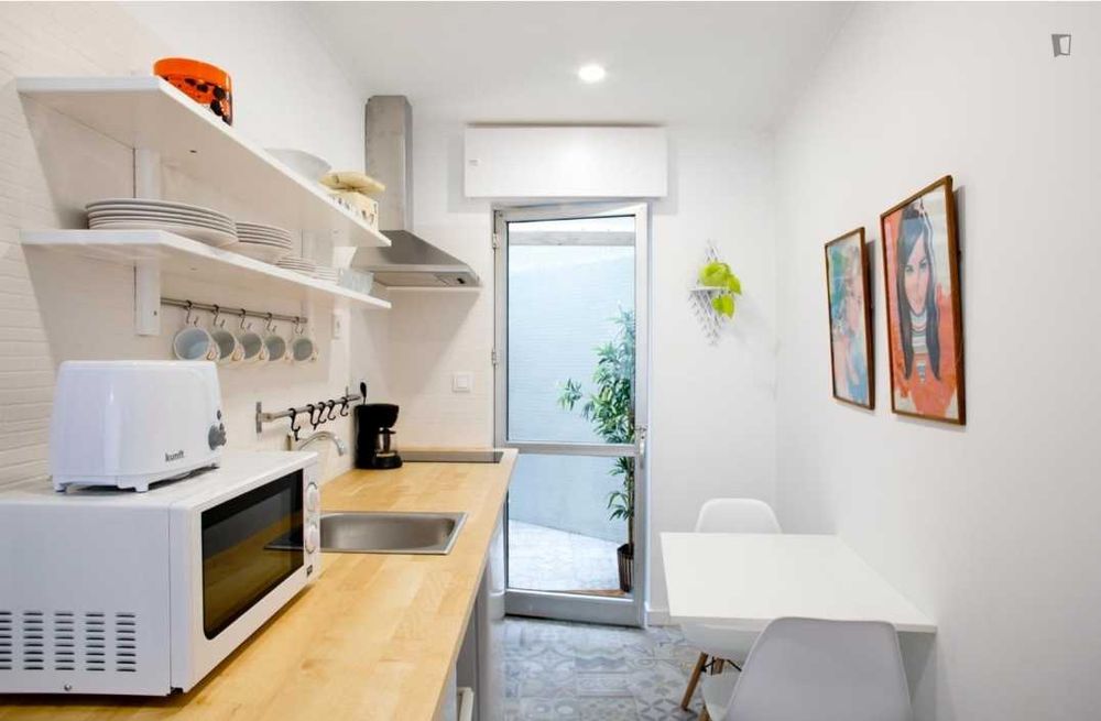 Estúdio com estilo no coração do arroios com patio — o bairro mais cosmopolita de lisboa
