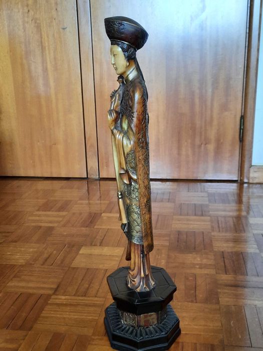 Escultura chinesa em resina -  figura feminina - 55 cm