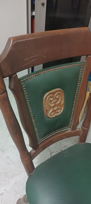 Mesa de jogos com cadeiras