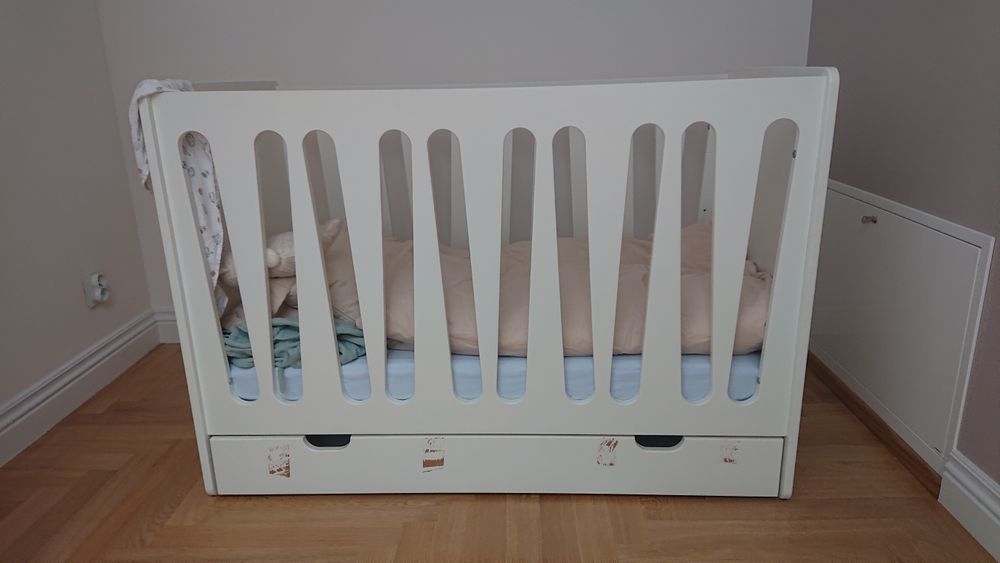 Zestaw mebli PINIO łóżeczko z szufladą i komoda