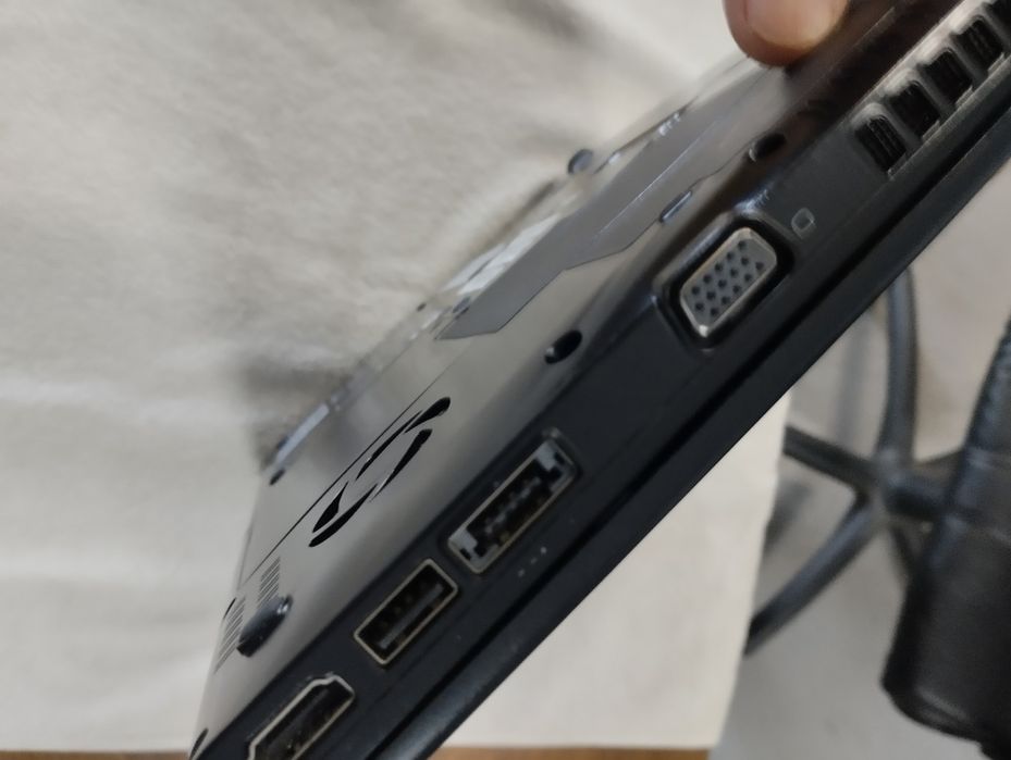 Portátil TOSHIBA. R830