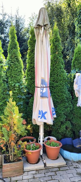 Duży parasol ogrodowy