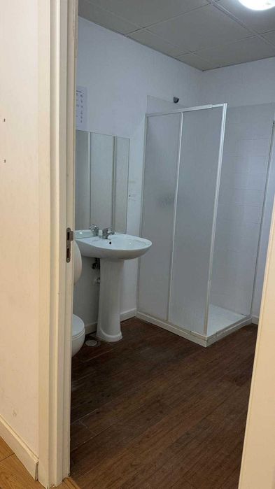 Aluga se gabinete com cerca de 12m2 com WC privado