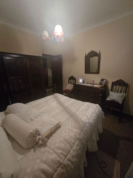 Quarto de casal como novo . Sanefa incluida .