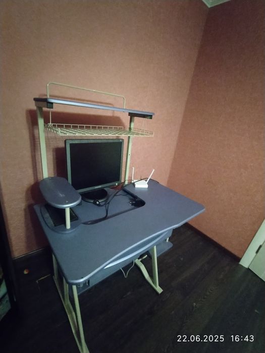 Продам компьютерный стол