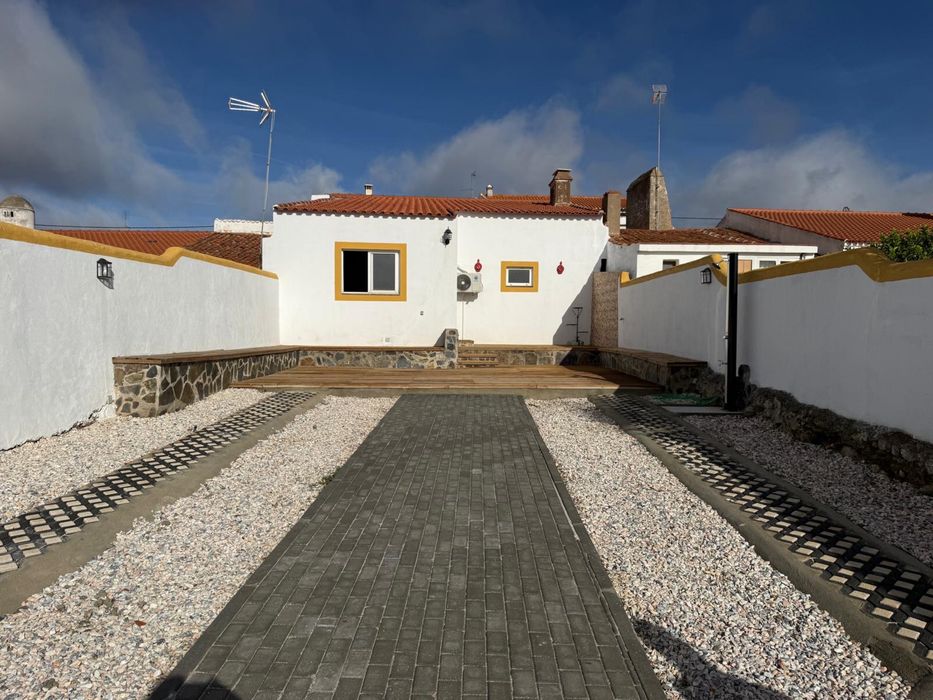 Casa no centro de uma Aldeia no concelho de Moura
