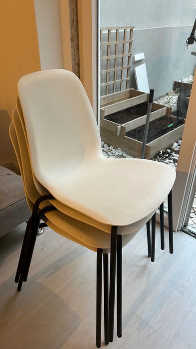 Kit 4 Cadeiras Brancas, Design Moderno, Pés Pretos - Ótimo Estado