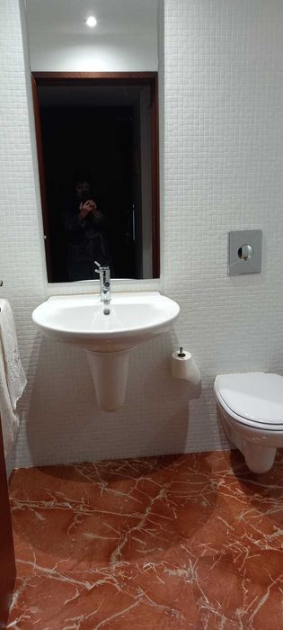 Alugo a estudante quarto com casa de banho privativa,  no Porto.