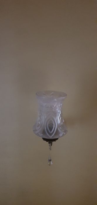 Candeeiro de parede antigo – vidro trabalhado e base em metal