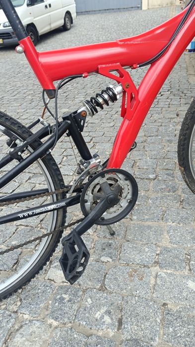 Bicicleta de Montanha Suspensão Total Vermelha (Necessita de Pneus)