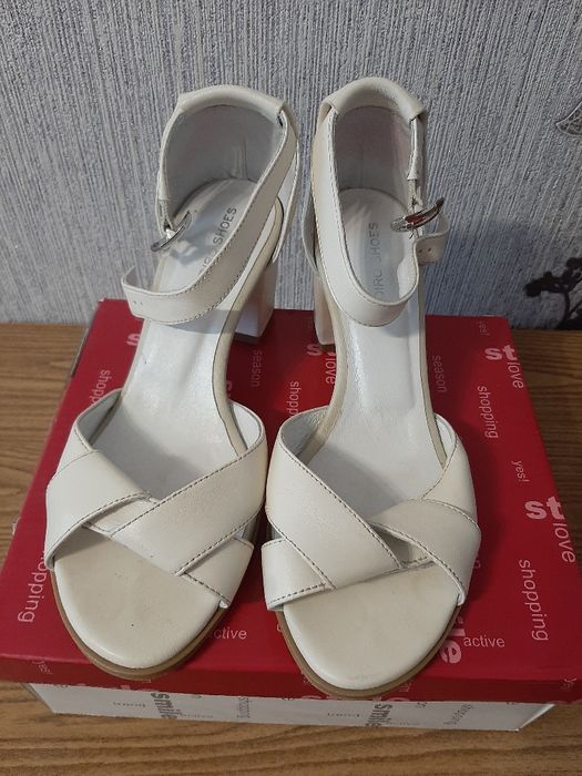 Шкіряні босоніжки.