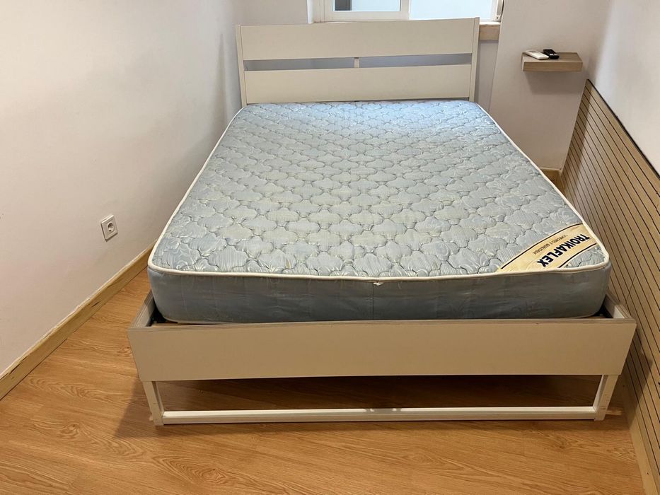 Cama de casal com colhcao incluido