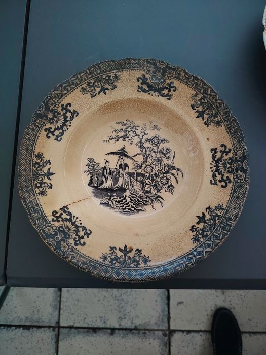 Prato antigo com motivos chineses