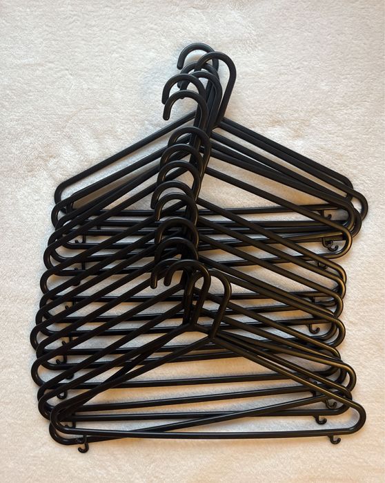 Drewniane i plastikowe wieszaki - 40 sztuk