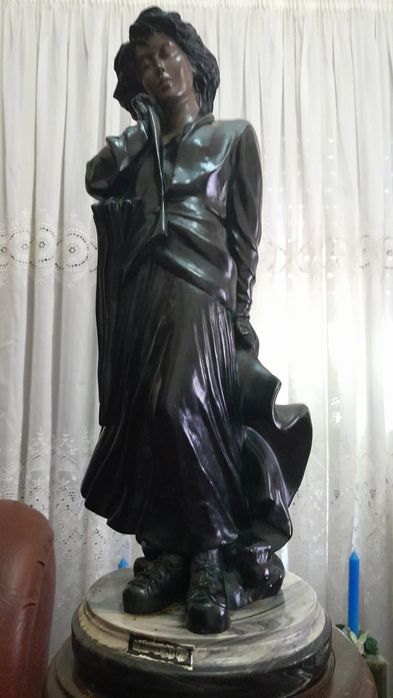 Estátua em marfinite, com o peso de 5,5kg.
