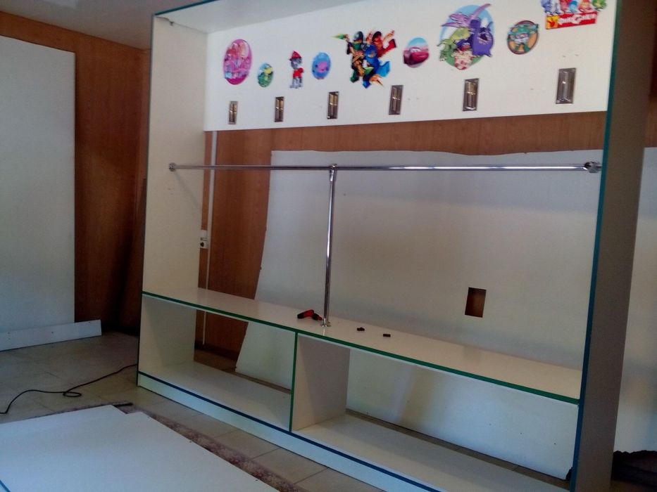 Продам меблі з дитячого магазину одягу