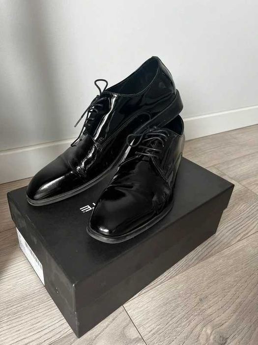 Czarne lakierowane buty