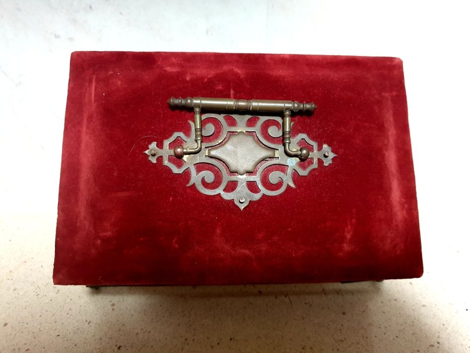 Maravilhoso antigo guarda joias Arte Nova com veludo