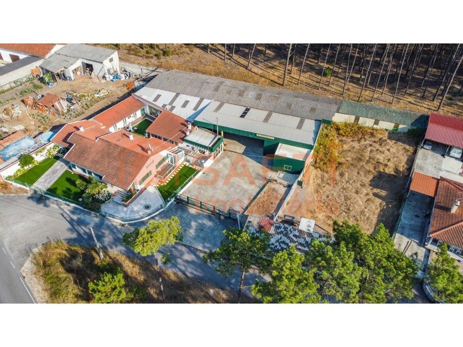 Pavilhão industrial com moradia