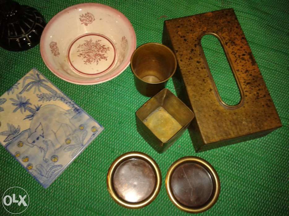 1 Rádio antigo, bacias, jarro, taças, outras antiguidades.