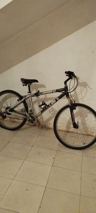 Bicicleta de  adulto usada precisa de arranjos