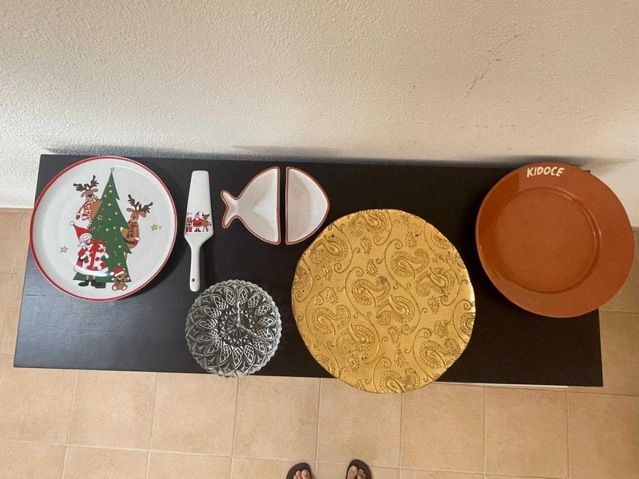 Conjunto de pratos e travessas de servir elegantes e variados