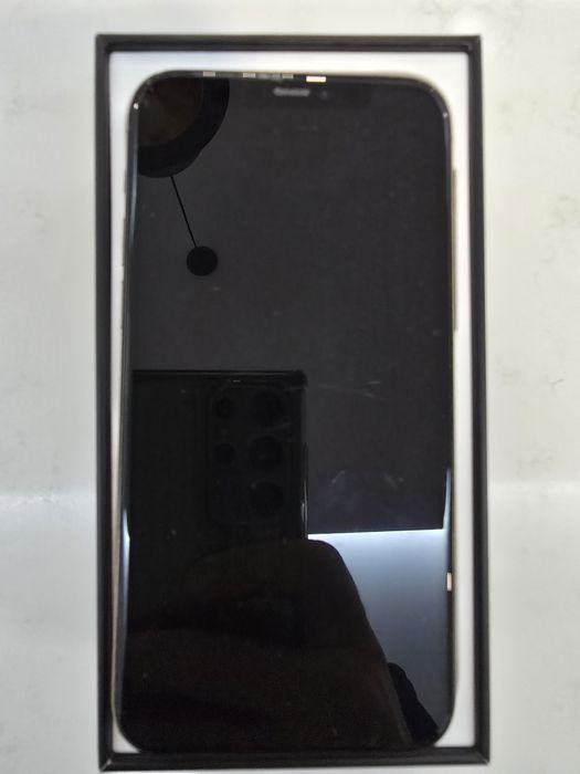 Iphone 11 pro com phones e carregador