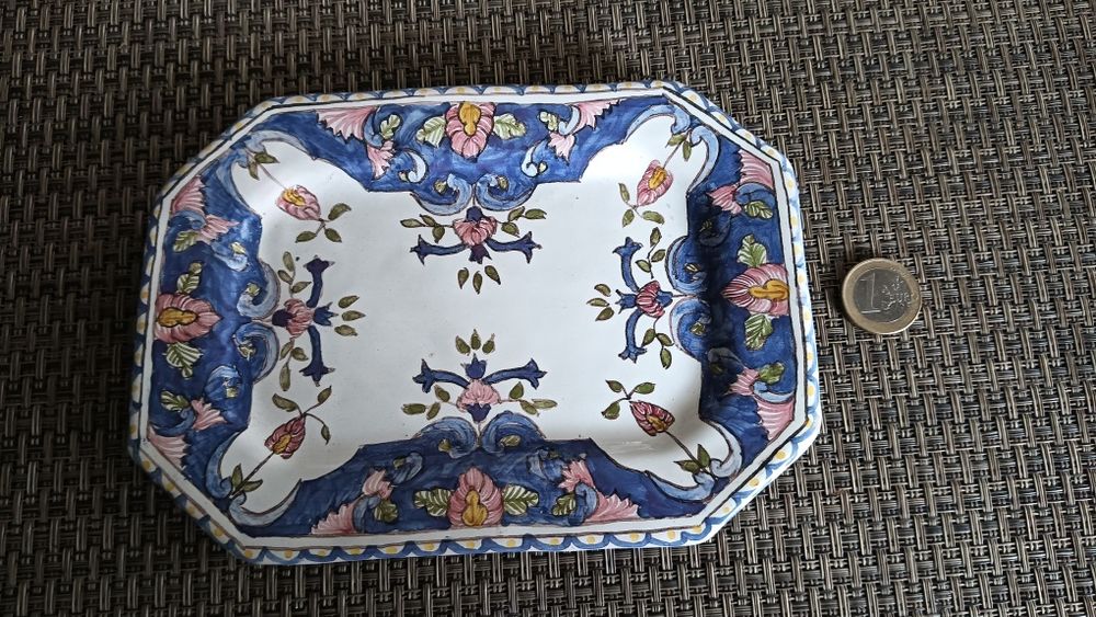 Travessa em Faiança Portuguesa Pintada à Mão R.F.A. Marques, Lda