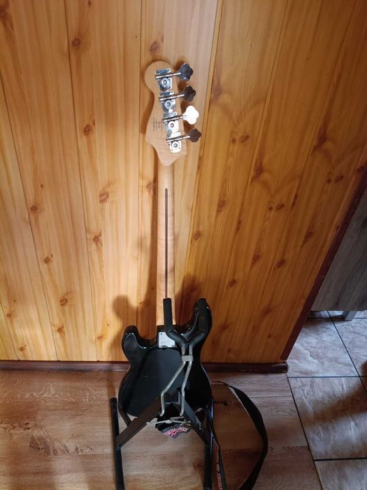 Gitara basowa Squier Fender