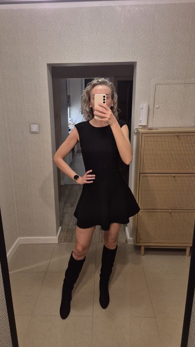 Czarna rozkloszowana sukienka mini