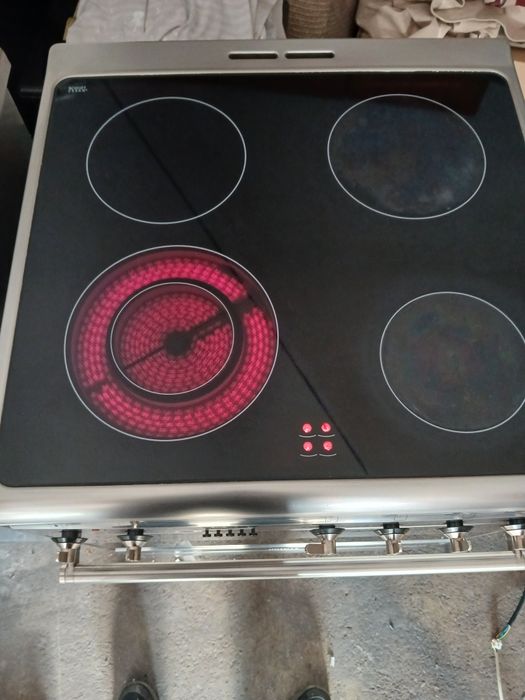 Vendo fogão vitroceramico, 4 bocas e forno eléctrico. Marca SMEG.  Como novo.