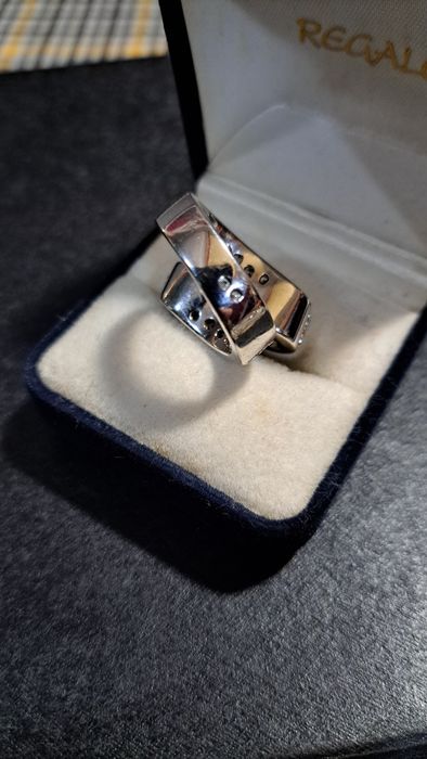 Aneis em prata contrastada.