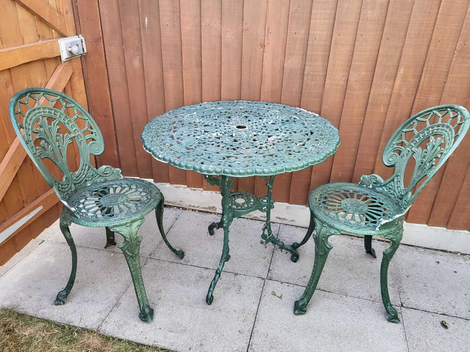 Zestaw całorocznych aluminiowych mebli ogrodowych. Stół +2 krzesła