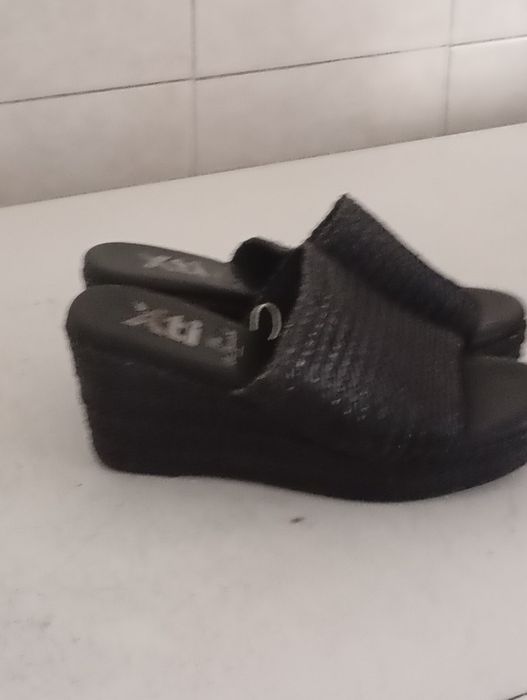 Socas de salto em cunha usadas