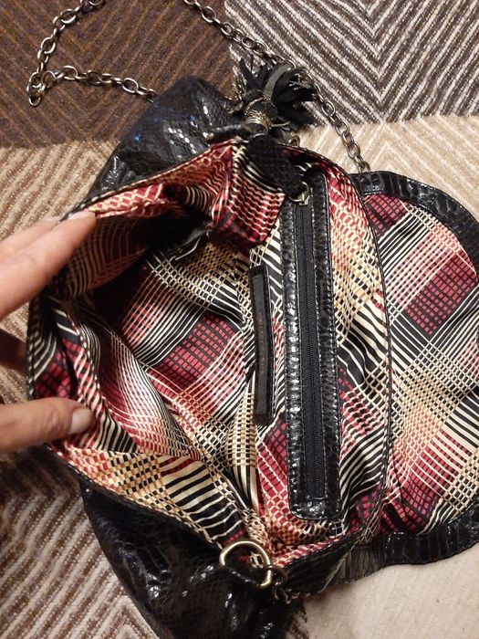 Продам вместительную сумку на цепочке английской фирмы River Island.