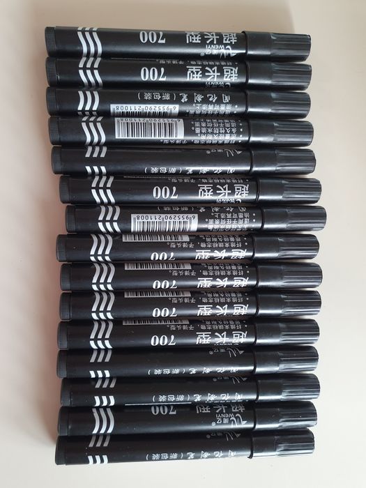 Czarny marker 700